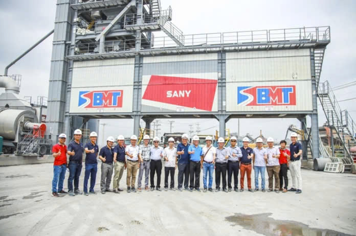 doan-dai-bieu-tham-quan-tram-san-xuat-be-tong-nhua-cua-bmt