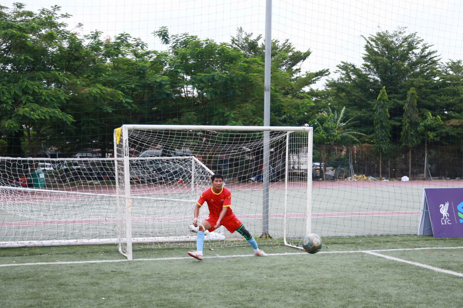bắt b&oacute;ng