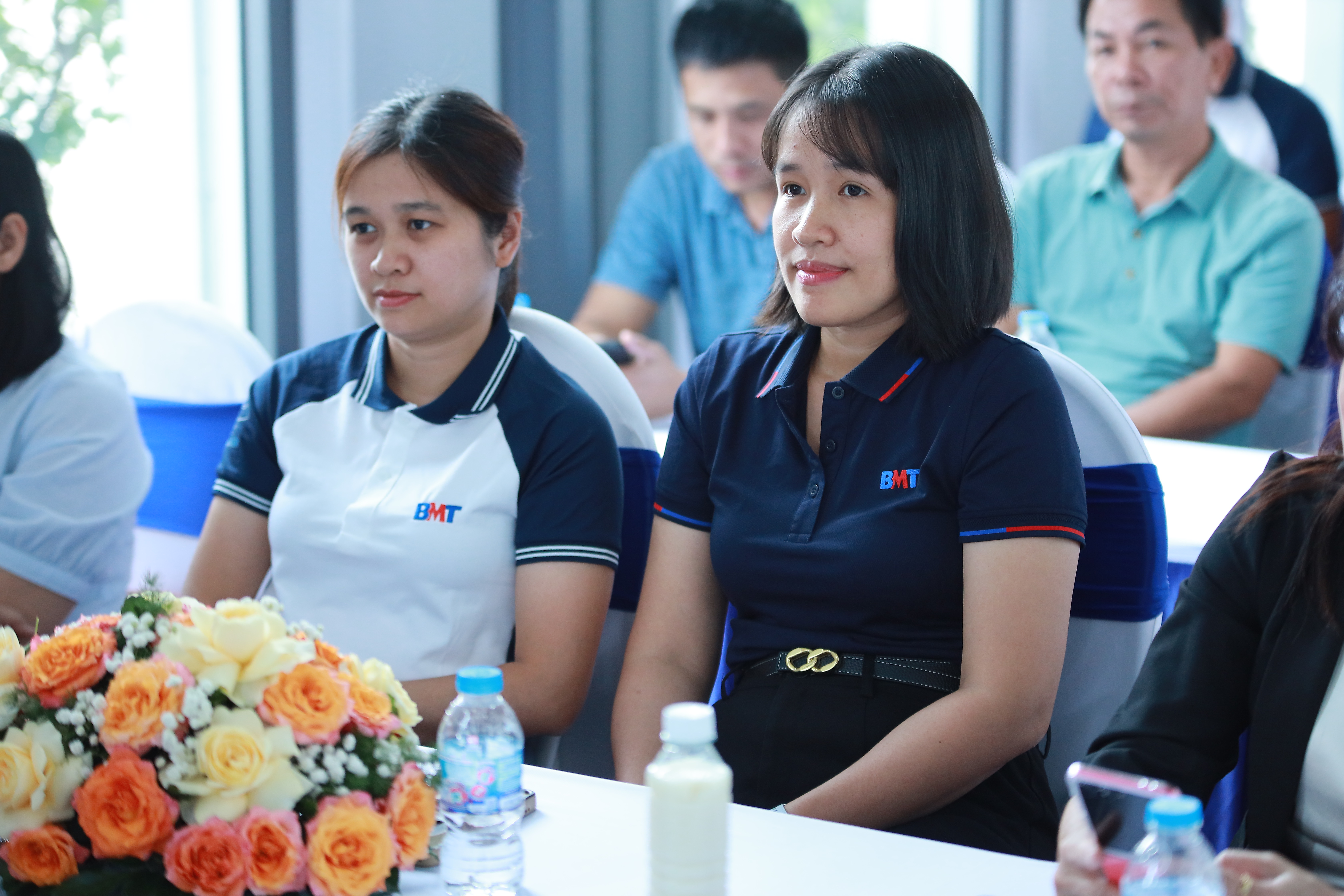 ngồi nghe-1
