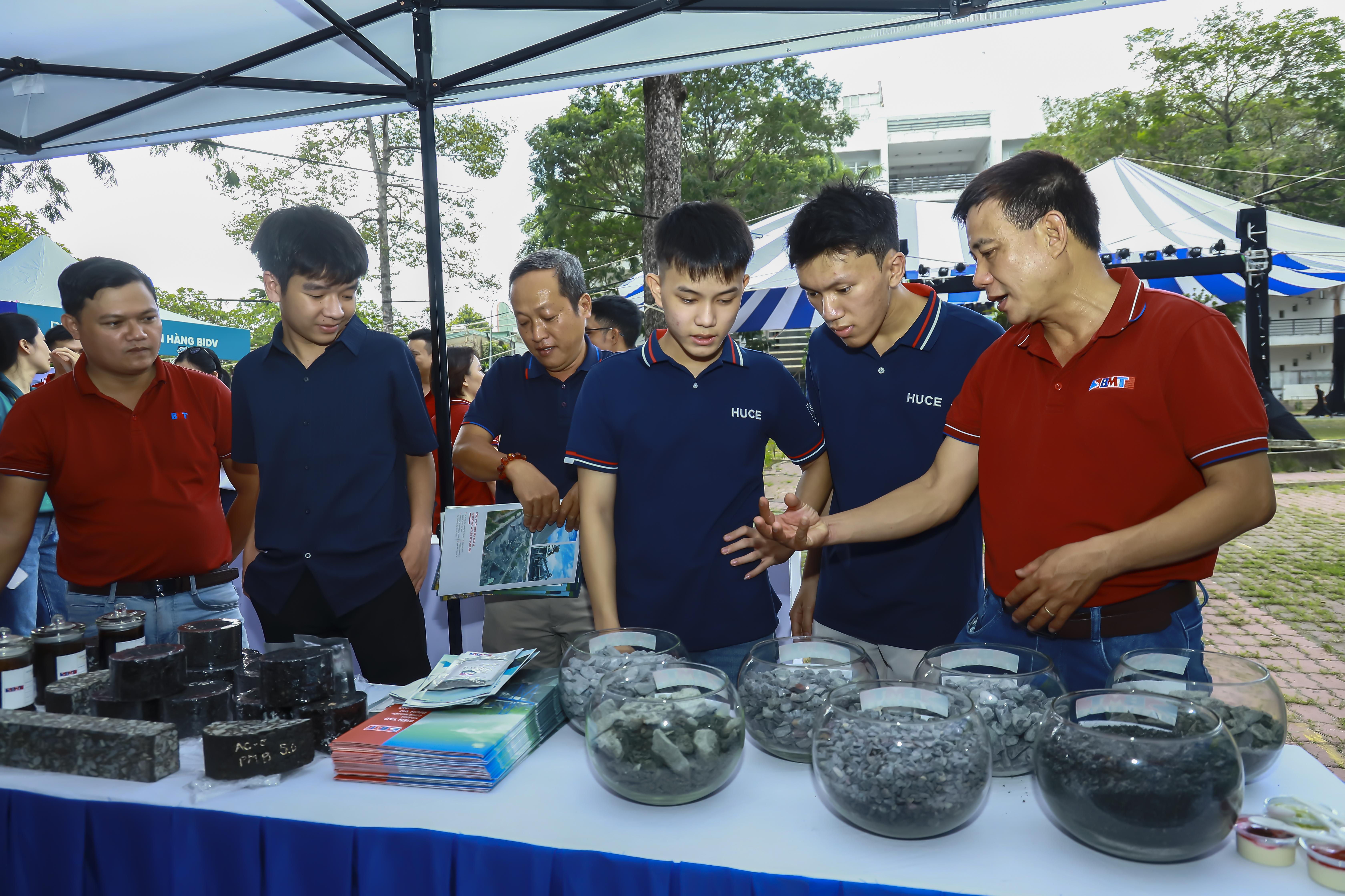 SV t&igrave;m hiểu 1